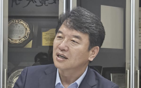 李氏側近の「共に民主党」の文振碩議員（21日、ソウル市内）