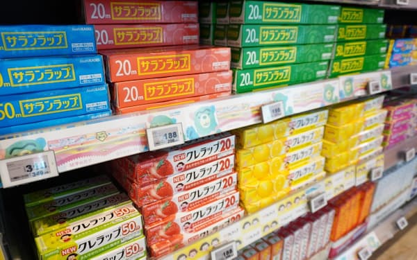 サランラップとクレラップは売り場でも存在感を放つ