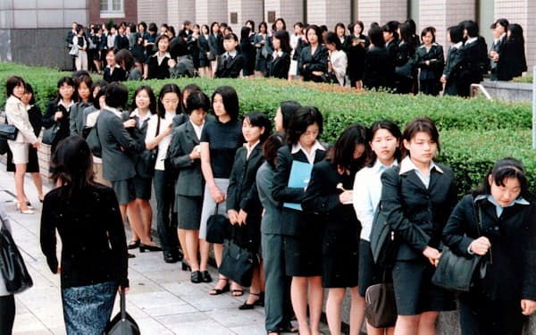 就職氷河期に就職活動する女子学生（1999年5月、東京・丸の内）