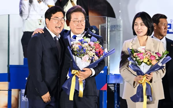 韓国大統領選挙で当選を確実にし党幹部と写真に納まる李在明氏（中央）=4日未明、ソウル（積田檀撮影）
