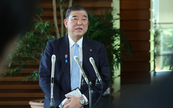 韓国の新大統領に李在明氏が選ばれたことについて記者団の取材に答える石破首相（4日午前、首相官邸）