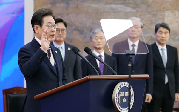 韓国国会で就任宣誓する李在明大統領（4日、ソウル）=聯合・共同